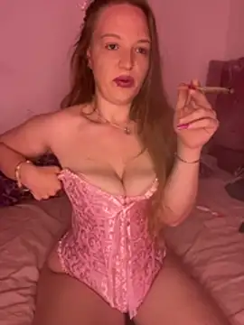 Snapshot of feedeegeorgie chatting on May 4, 2026, 10:17 pm feedeegeorgie online show from May 4, 2026, 10:17 pm