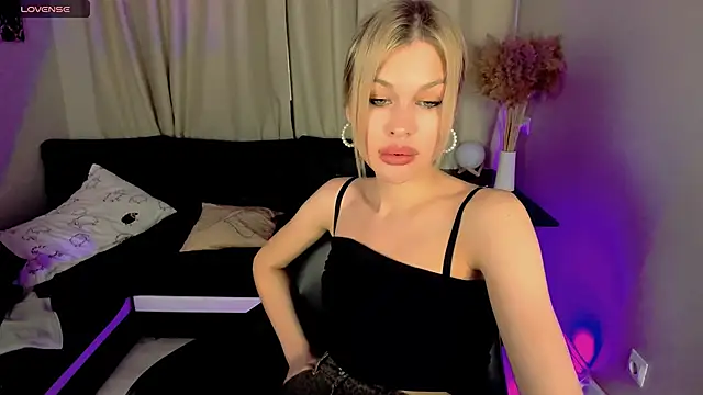 Melissa Rood online show from March 11, 2025, 12:39 pm