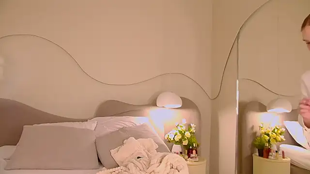 Snapshot of MiraBliss chatting on October 5, 2025, 10:07 pm MiraBliss online show from October 5, 2025, 10:07 pm