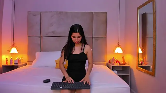 Snapshot of lucianasmith_ chatting on September 27, 2025, 12:43 pm lucianasmith online show from September 27, 2025, 12:43 pm