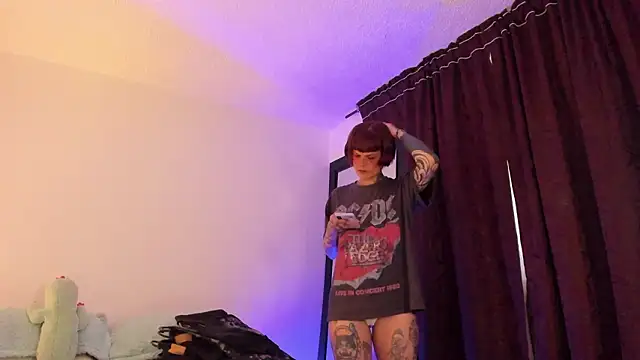 Snapshot of Alessamoth chatting on February 10, 2026, 8:57 pm Alessamoth online show from February 10, 2026, 8:57 pm