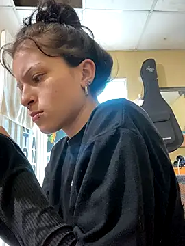 Snapshot of val_zx chatting on September 29, 2025, 6:13 pm val zx online show from September 29, 2025, 6:13 pm