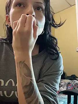 Snapshot of val_zx chatting on October 9, 2025, 7:45 pm val zx online show from October 9, 2025, 7:45 pm