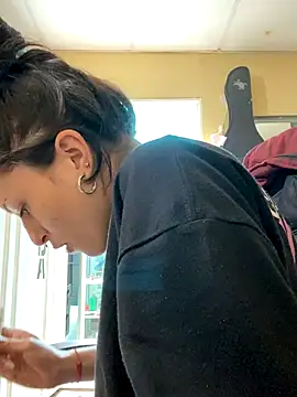 Snapshot of val_zx chatting on October 16, 2025, 5:25 pm val zx online show from October 16, 2025, 5:25 pm