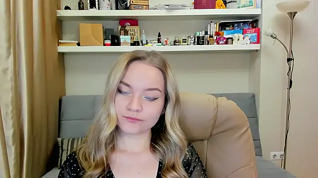 Kara Smith  online show from December 13, 2024, 10:13 pm