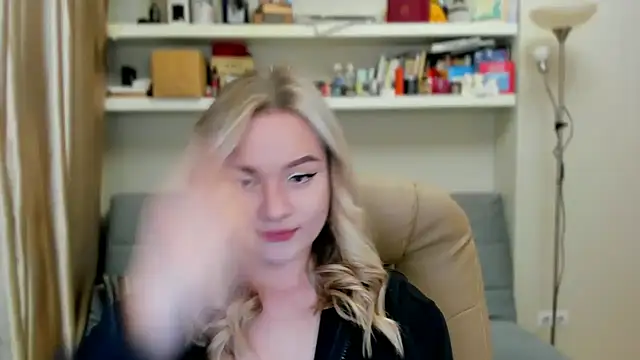 Kara Smith  online show from October 2, 2025, 10:39 pm