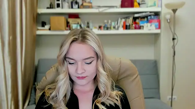 Kara Smith  online show from October 4, 2025, 10:41 pm