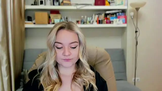 Kara Smith  online show from October 23, 2025, 10:52 pm