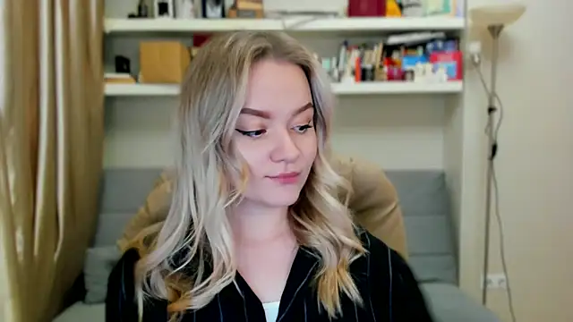 Kara Smith  online show from November 8, 2025, 12:44 am