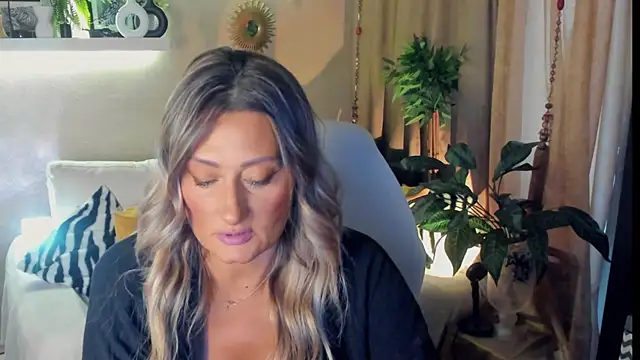 Snapshot of SarahAlluring chatting on July 17, 2026, 1:51 pm SarahAlluring online show from July 17, 2026, 1:51 pm
