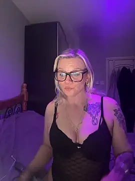 Snapshot of Curvy-Cleo chatting on February 17, 2026, 9:43 pm Curvy-Cleo online show from February 17, 2026, 9:43 pm