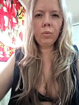 Irina3718 online show from April 10, 2026, 3:06 pm