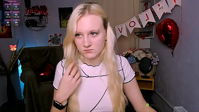 Snapshot of madam_uliis chatting on February 16, 2026, 10:44 am madam uliis online show from February 16, 2026, 10:44 am