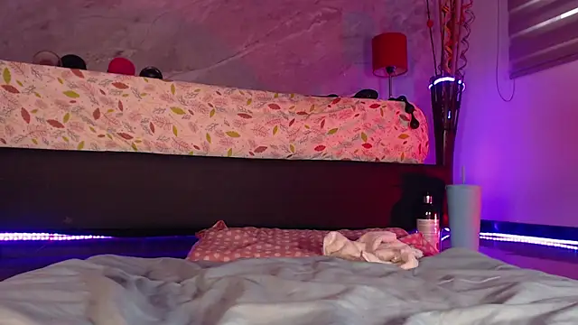 catmolly  online show from April 16, 2026, 9:39 pm