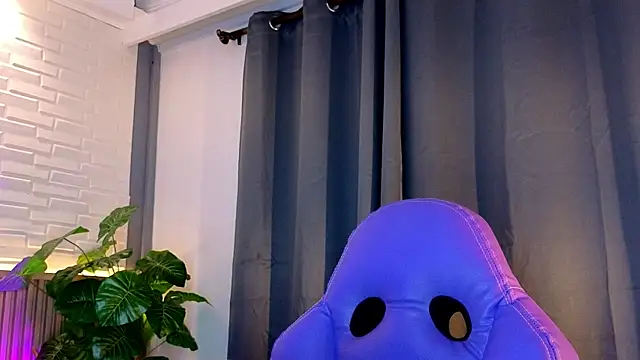 TiffanyWalk online show from October 25, 2025, 11:40 am