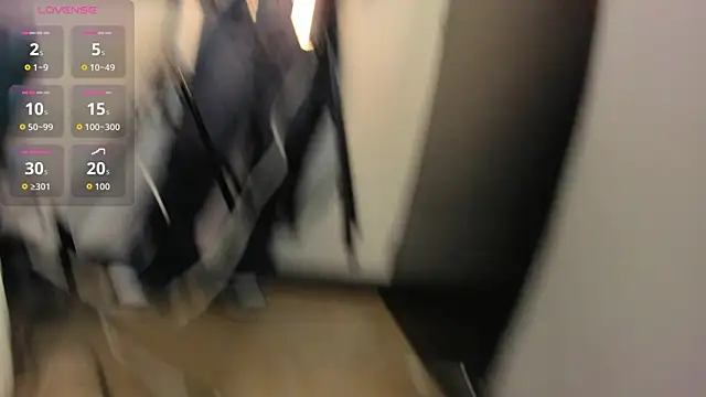 Pretty Johnson  online show from September 19, 2025, 12:39 pm