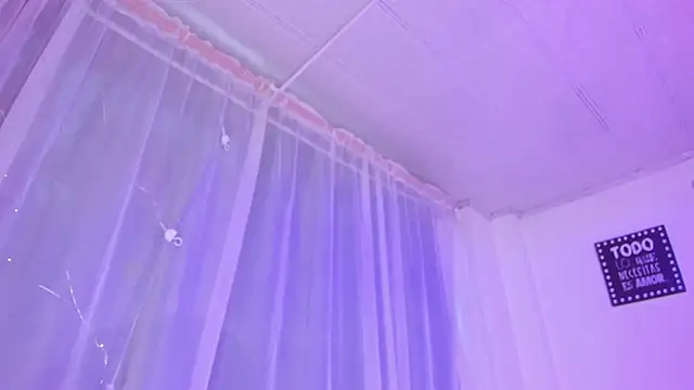 Pretty Johnson  online show from November 22, 2025, 11:31 am