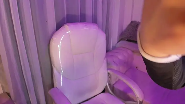 Pretty Johnson  online show from February 7, 2026, 11:36 am