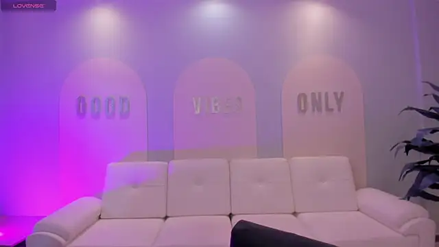 MaiaCollins online show from September 25, 2025, 5:38 pm