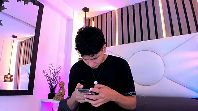 Jhojan twink online show from November 4, 2025, 7:13 pm