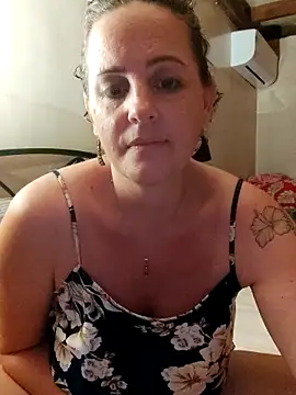 Snapshot of emiliemilf chatting on April 26, 2026, 6:33 am emiliemilf online show from April 26, 2026, 6:33 am
