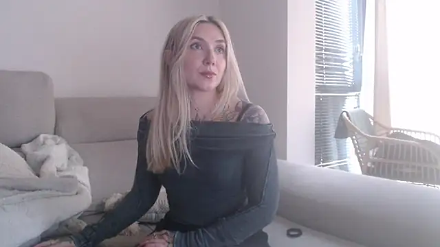 tattoobbgirl online show from November 14, 2025, 2:16 pm