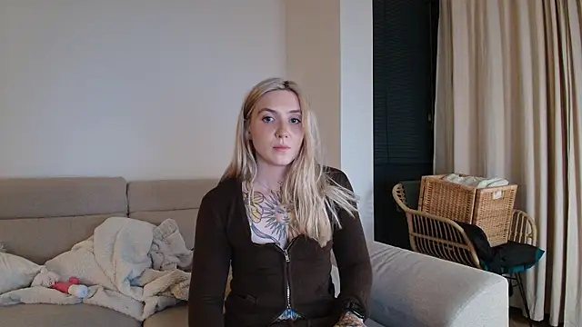 tattoobbgirl online show from April 15, 2026, 7:58 pm