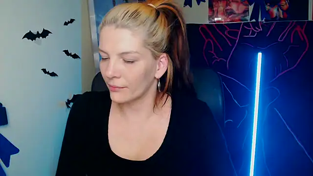 Snapshot of VanessaRey_ chatting on April 20, 2026, 6:16 am VanessaRey online show from April 20, 2026, 6:16 am