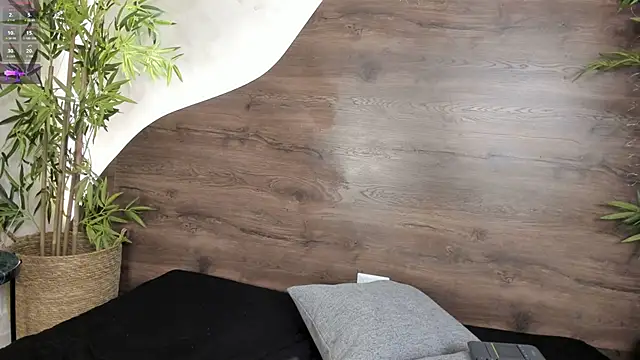 mia lacy  online show from November 16, 2025, 7:41 pm