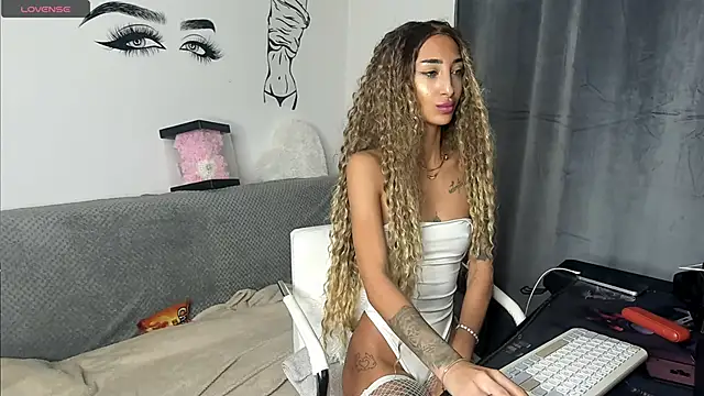 EvelynHais online show from November 14, 2025, 6:06 pm