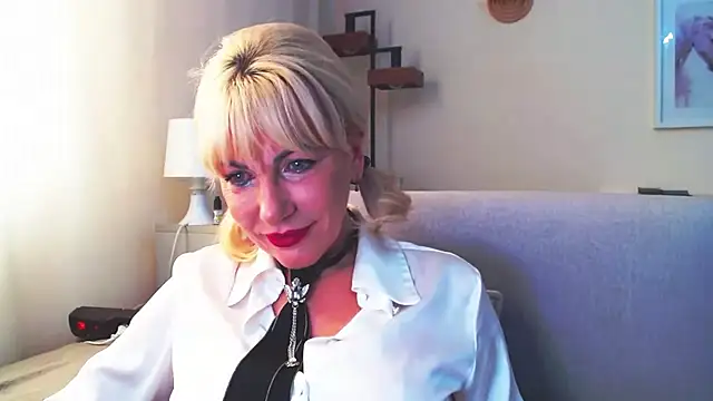 Snapshot of GabrielleTrue chatting on October 2, 2025, 6:09 am GabrielleTrue online show from October 2, 2025, 6:09 am