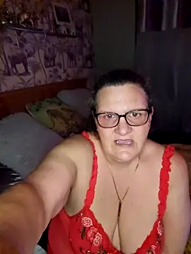 Snapshot of MissQueenBeex chatting on March 17, 2026, 8:34 pm MissQueenBeex online show from March 17, 2026, 8:34 pm