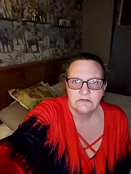 Snapshot of MissQueenBeex chatting on April 4, 2026, 8:06 pm MissQueenBeex online show from April 4, 2026, 8:06 pm