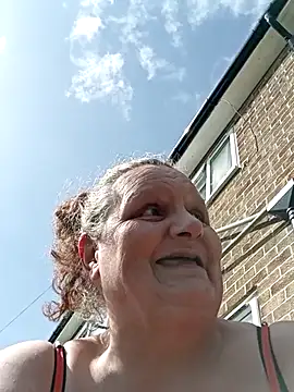 Snapshot of MissQueenBeex chatting on April 10, 2026, 10:31 am MissQueenBeex online show from April 10, 2026, 10:31 am