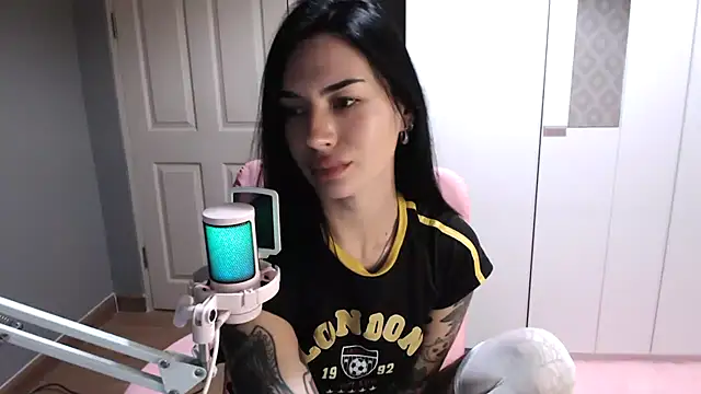 pixielustt online show from November 10, 2025, 5:01 pm