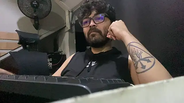 Freakydrag online show from November 14, 2025, 4:00 am