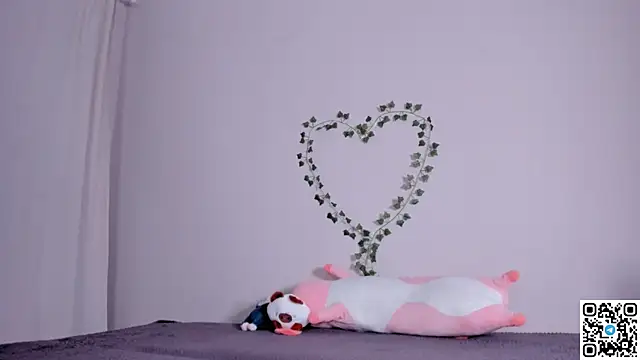 emmelieflorence online show from February 18, 2026, 7:21 pm