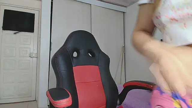 lovehotpink online show from November 5, 2025, 5:24 pm