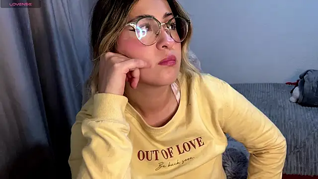 emma  bell  online show from November 3, 2025, 11:04 pm