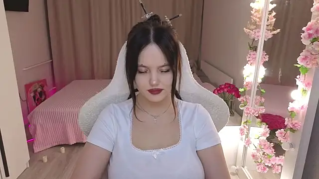 Betty  Davvis online show from October 25, 2025, 2:13 pm