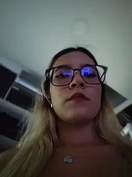 Pretty roxxyy online show from April 3, 2026, 11:19 am