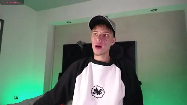 Snapshot of Robbin_Blaze chatting on April 8, 2026, 4:56 am Robbin Blaze online show from April 8, 2026, 4:56 am