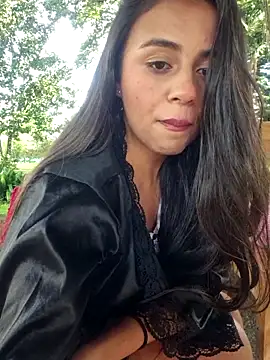 Lunaluxe1001 online show from December 4, 2025, 1:20 pm