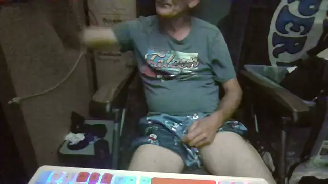 Lovyourpuss online show from May 17, 2026, 2:02 pm