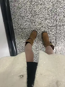 xiaoyuan01 online show from November 8, 2025, 1:28 am