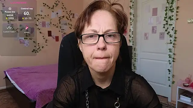 Snapshot of Ronda_Roni chatting on February 9, 2026, 12:09 pm Ronda Roni online show from February 9, 2026, 12:09 pm