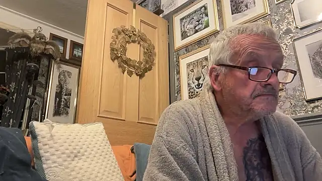 Snapshot of poggles chatting on October 19, 2025, 8:31 pm poggles online show from October 19, 2025, 8:31 pm