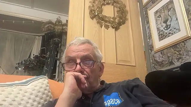 Snapshot of poggles chatting on October 28, 2025, 9:39 pm poggles online show from October 28, 2025, 9:39 pm