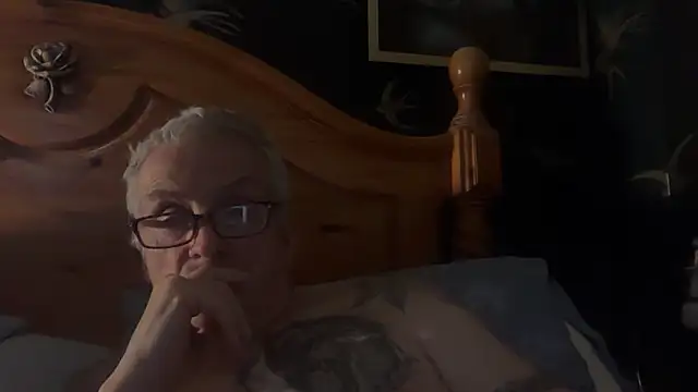 Snapshot of poggles chatting on November 6, 2025, 9:15 pm poggles online show from November 6, 2025, 9:15 pm