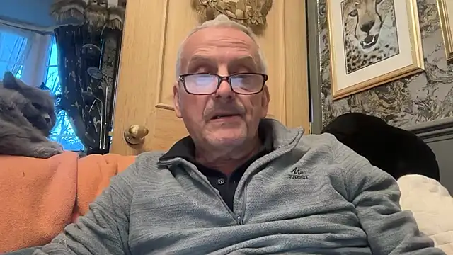 Snapshot of poggles chatting on December 2, 2025, 4:02 pm poggles online show from December 2, 2025, 4:02 pm